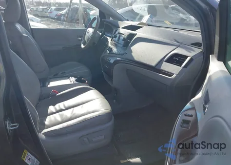 2014 Toyota Sienna Xle V6 8 Passenger z USA, uszkodzony, nr VIN 5TDYK3DC1ES422768